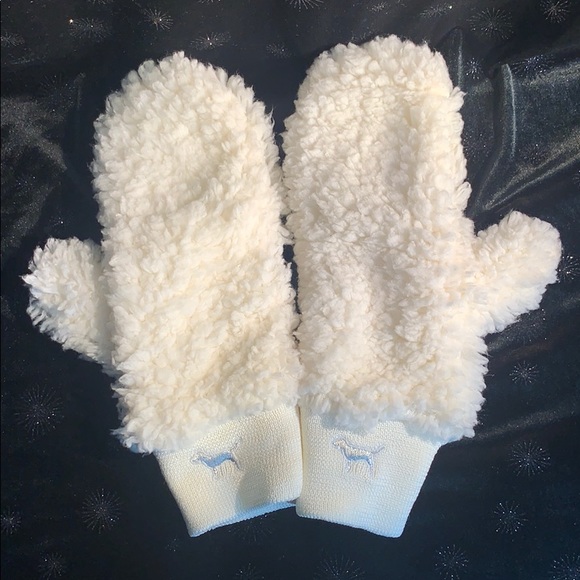 PINK Victoria's Secret Accessories - Victoria’s Secret PINK Super soft Serpa mittens